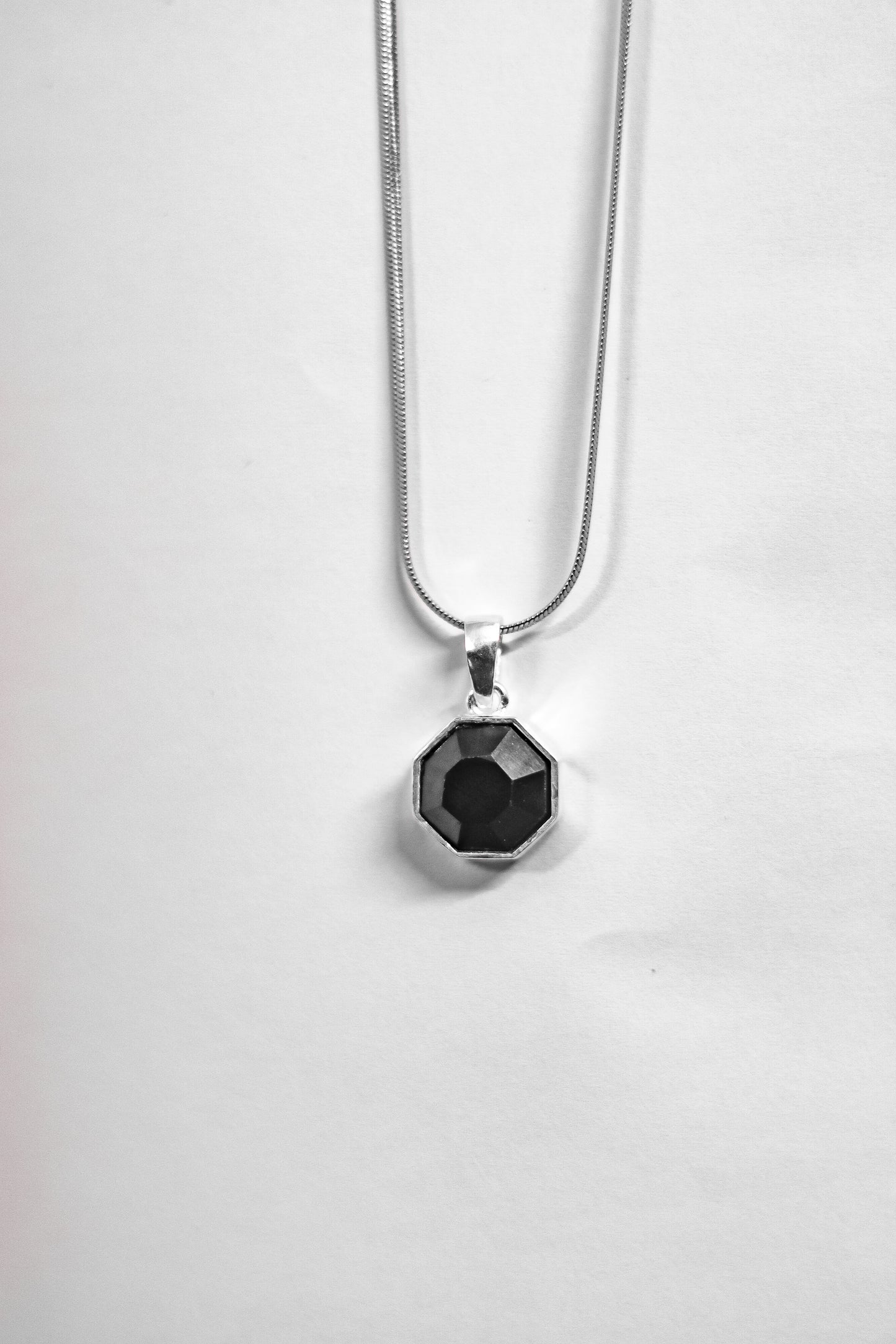 UNISEX BLACK PENDANT NECKLACE