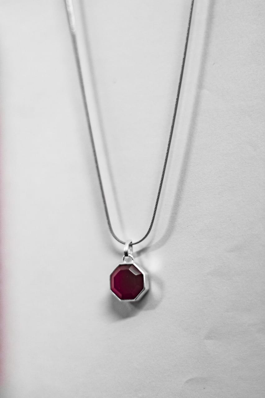 UNISEX RED PENDANT NECKLACE